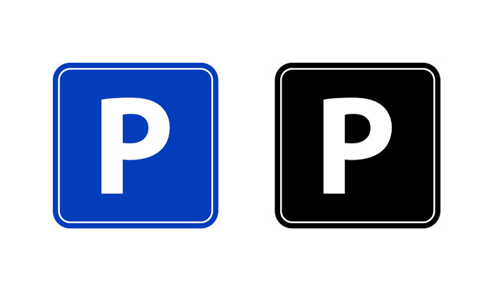 Eksempler på henholdsvis et blåt, kommunalt p-skilt og  et sort p-skilt, der anvendes på et privat parkeringsområde."P" skiltet er ofte suppleret med en undertavle, der oplyser om eventuelle restriktioner og vilkår for parkering på pladsen. 
